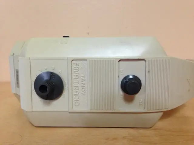 Vintage Tandy AM/FM twin speaker headset radio in General Electronics in Winnipeg - Image 4