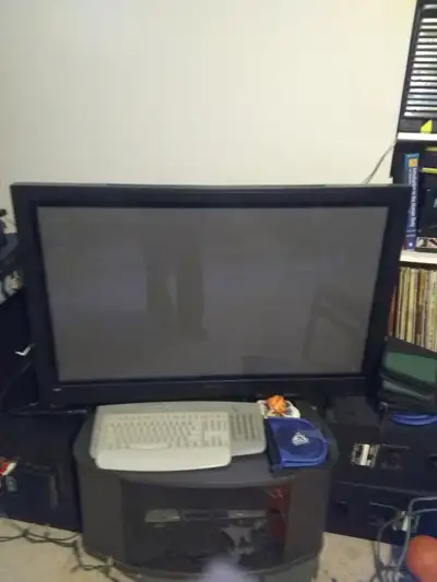 Good working condition Comes with remote VGA input RCA input No HDMI