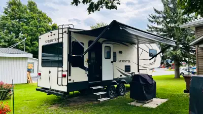 Je vends ma roulotte Fifthwheel Sprinter 2017, un modèle spacieux et bien entretenu, parfait pour le...