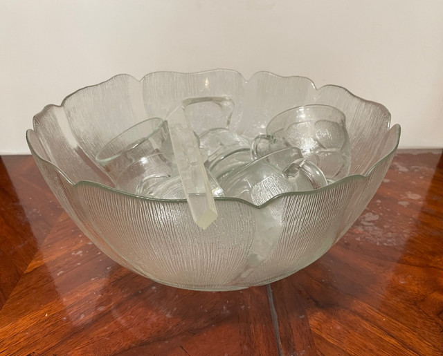 Vintage French Arcoroc Punch Bowl Set w/ 8 Cups, Pressed Glass in Kitchen & Dining Wares in Cambridge - Image 2