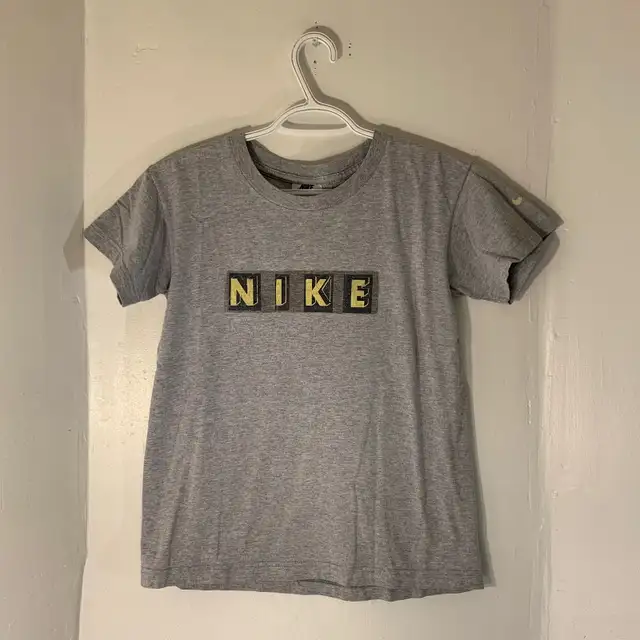 Vintage 90s Nike Spellout Logo Grey Short Sleeve T-Shirt Size S in Men's in Mississauga / Peel Region - Image 2