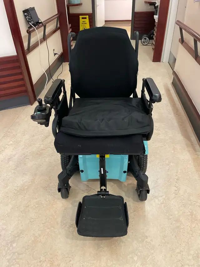 Invacare, TD X2  Power Wheelchair for sale in Other in City of Toronto - Image 3