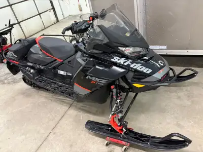 129 X 1.5" ICE RIPPER, ADJUSTABLE SHOCKS, LED LIGHT, LINQ BAG, EXTRA BELT, OIL, NEW CARBIDE RUNNERS,...