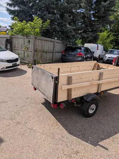 This sturdy single-axle utility trailer is ideal for hauling landscaping materials, yard waste, or s...