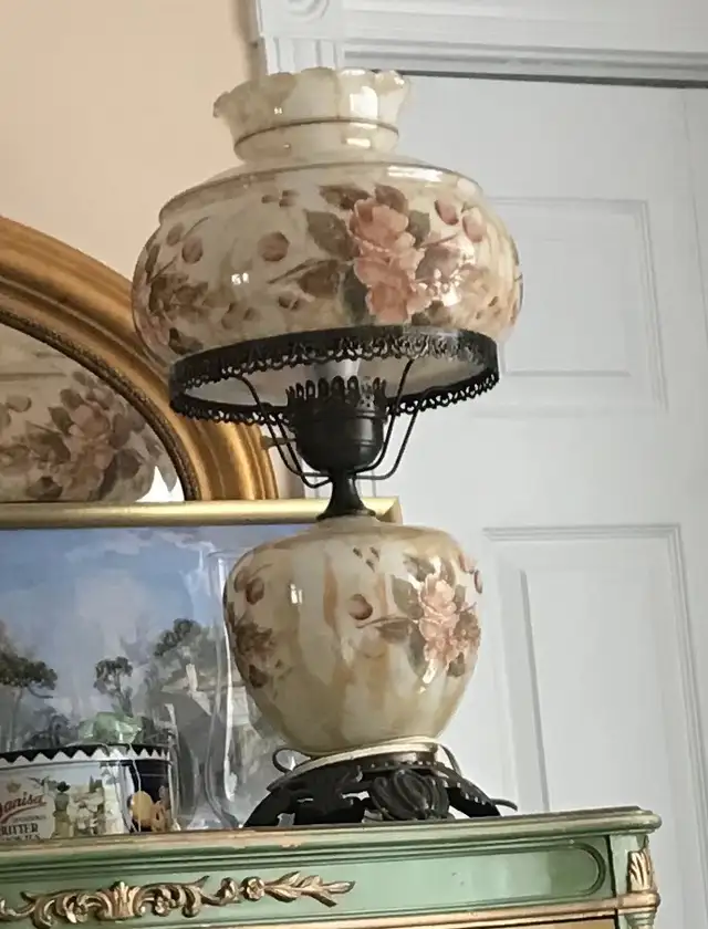Beautiful Glass Lamp, Vintage in Indoor Lighting & Fans in City of Montréal - Image 5