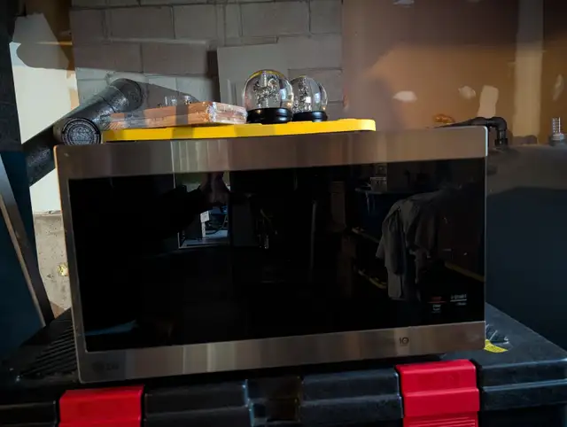 LG 1250 Watt Microwave in Microwaves & Cookers in City of Halifax - Image 2