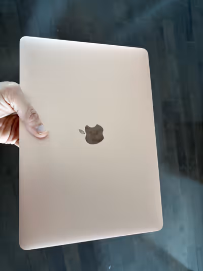 MacBook Air Retina, 13-inch, 2020 1,1 GHz Intel Core i5 quatre cœurs. Le MacBook est très peu utilis...