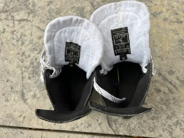 CCM Skates (Skate size 1; Shoe size 2.5 or 20.9 cm) in Hockey in Markham / York Region - Image 6