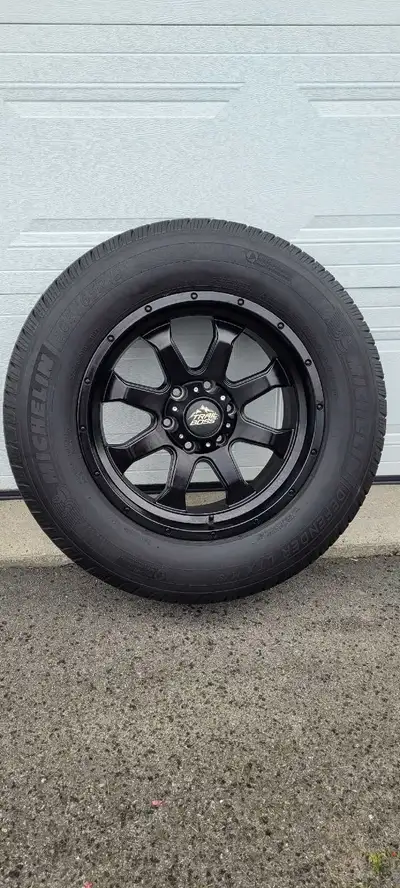 4 Pneus d'été Michelin avec Mags Boss noir Était sur un camion Ford F-150 environ 13milles km d'usur...