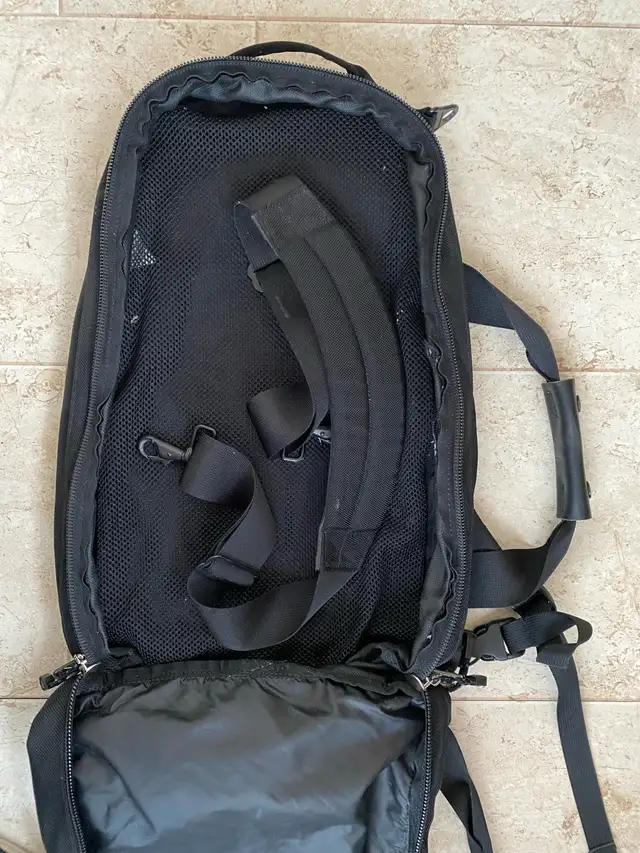 MEC Convertible Messenger Bag / Backpack in Bags & Luggage in City of Toronto - Image 5