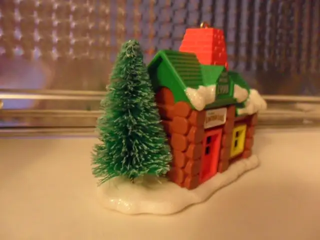 1998 Lincoln Logs Home Carlton Ornament. $12. Plastic. 3 1/2"L x in Arts & Collectibles in Saskatoon - Image 5