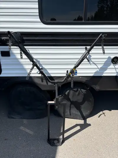 Pratically brand new purchased in 2025 for a trailer we no longer own. Located in Radium Hot Springs...