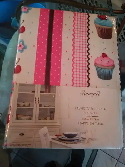 NAPPE D' ANNIVERSAIRE NEUVE   52X70  5$  SHAWINIGAN SUD, View more