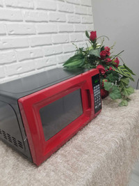 Mainstays 0.7 Cu. Ft. 700W Red Microwave Oven good condition 