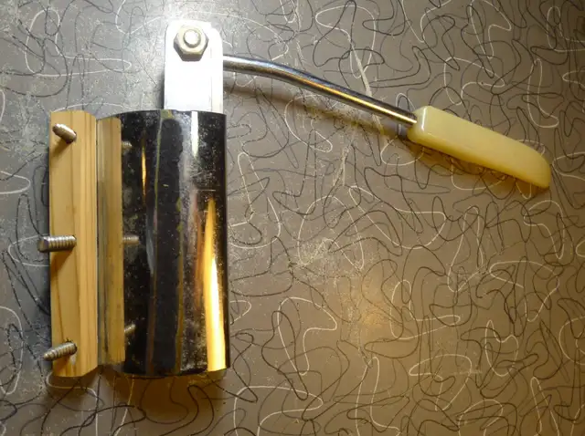 Maestro Gibson short Tremolo 60's vintage tailpiece in Guitars in City of Toronto - Image 7