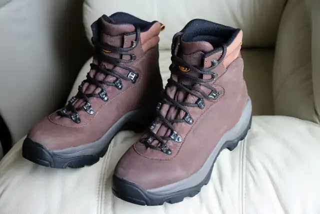  Salomon Men’s Leather Hiking Boots – Size 11 / EU 45⅓ / Conta in Men's Shoes in Markham / York Region - Image 11