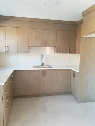 Grand 5 1/5 fraichement renové a louer disponible des le 1 Mai loyer 2100$ / mois emplacement Montré...