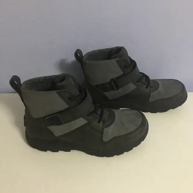 UGG Water Proof Womens High Cut Shoes Size 3u.s in Women's - Shoes in City of Toronto - Image 2