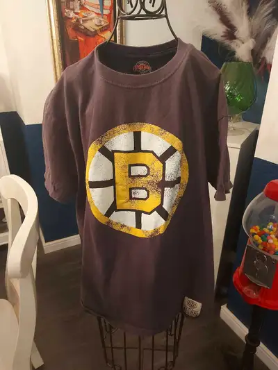 Boston bruins t shirt large