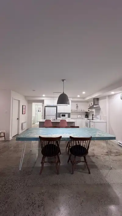 Grand loft ouvert de 954 pieds carrés entièrement meublé et équipé à louer pour moyen/long terme. Fl...