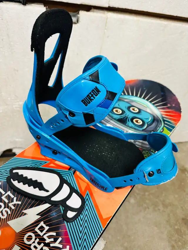 Capita snowboard 135 cm with Burton Freestyle medium bindings in Snowboard in Markham / York Region - Image 5
