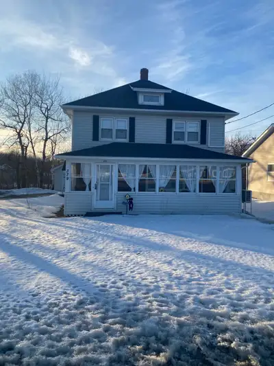 Private room available in a clean and quiet home. Suitable for a working professional or student. De...