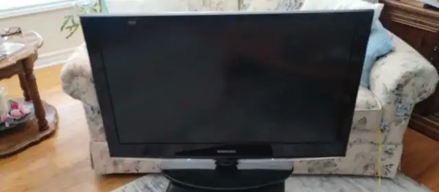 Samsung 32" TV LN32C450E1DXZC in TVs in Ottawa - Image 2