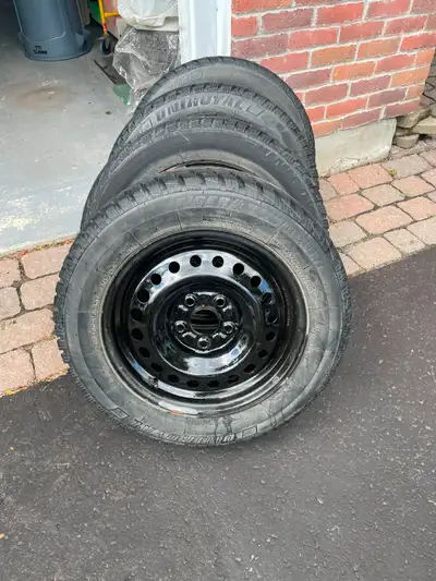 4 Pneus d'hiver avec jantes en acier. 215/60R16 95T UniRoyal (Tiger Raw Ice & Snow 3 Profondeur rain...