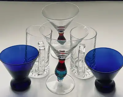 VINTAGE PAIR OF PIER 1 BEAUTIFUL FESTIVE COCKTAIL GLASSES, TWO LIBBEY BEER CLEAR GLASSES AND TWO MAR...