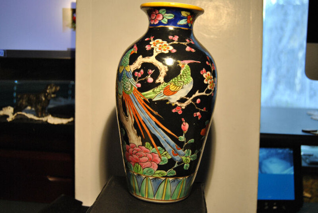 Chinese Antique Famille Rose Black Glazed Porcelain Vase in Arts & Collectibles in Vancouver - Image 4