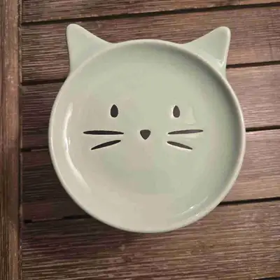 This darling cat trinket dish is paw-sitively perfect for holding your precious rings, keys, or even...