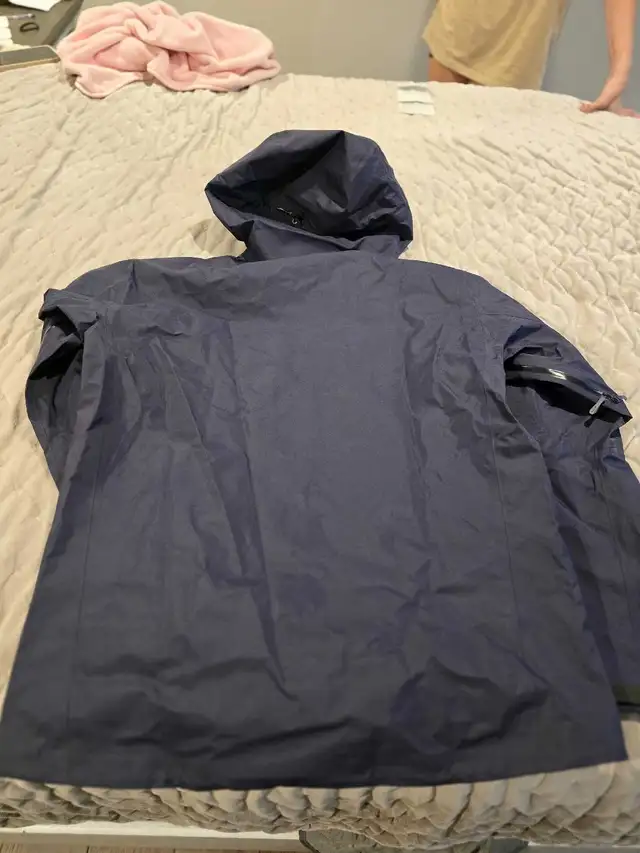 Arcteryx beta SL jacket mens in Men's in Mississauga / Peel Region - Image 4