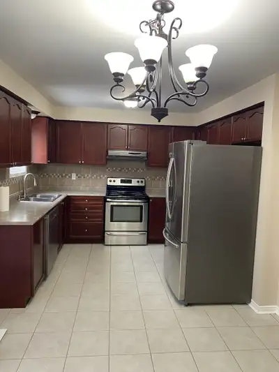 Beautiful home for rent in brampton, located on sandalwood and credit view rd. Close to schools, gas...