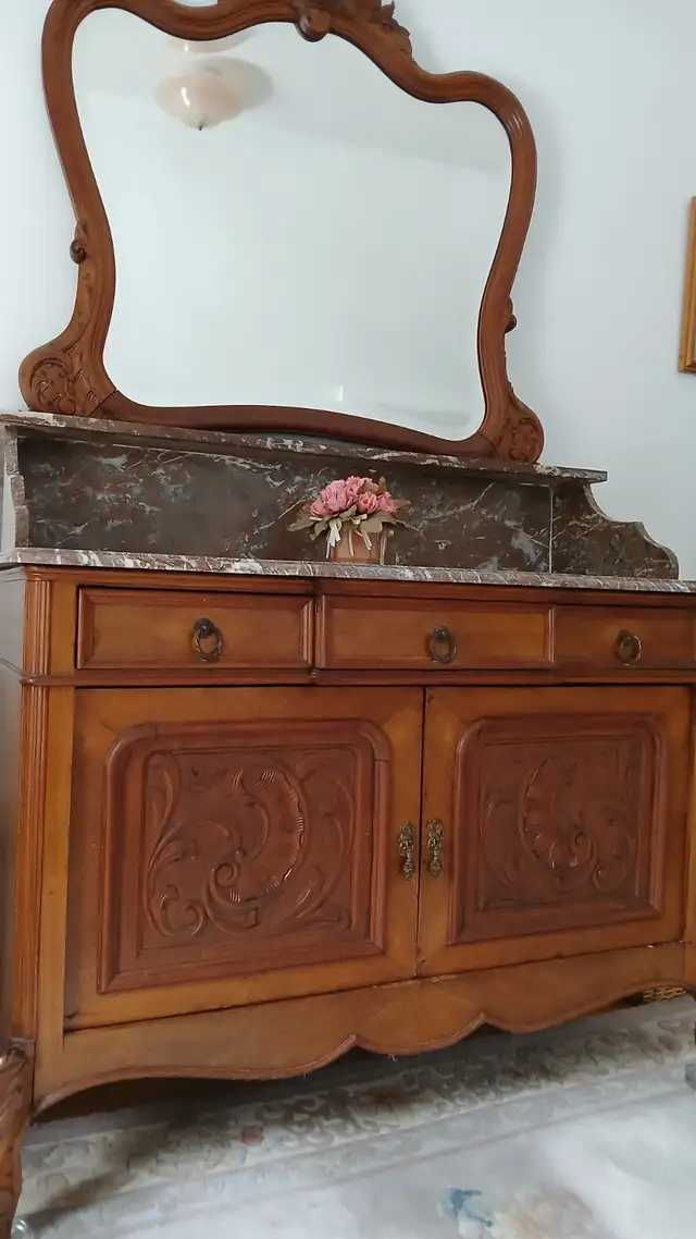 Meuble art nouveau avec miroir et dessus en marbre in Dining Tables & Sets in Longueuil / South Shore - Image 2