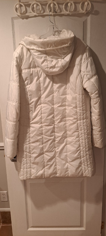 Manteau d'hiver blanc dans Femmes - Hauts et vêtements d'extérieur  à Longueuil/Rive Sud - Image 3