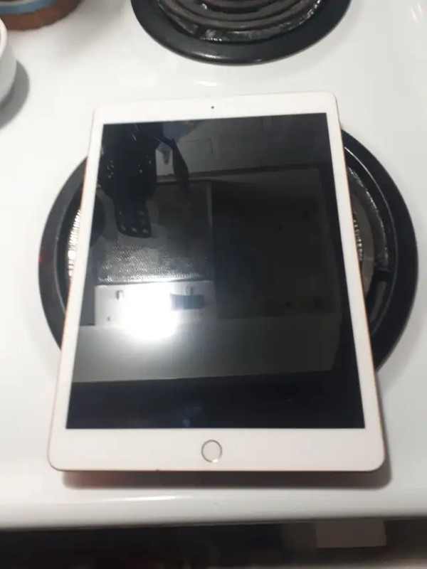 Ipad 7 Gen for parts or Repair in iPads & Tablets in Fredericton