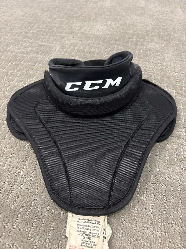 SR Warrior goalie chest protector in Hockey in London - Image 5