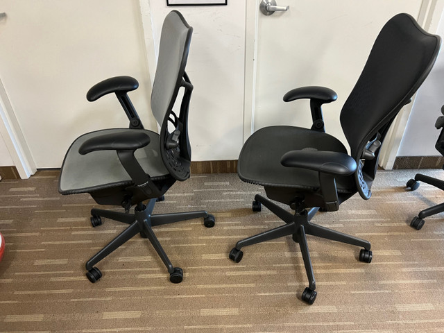 Herman Miller Mirra 1 - Pre-owned in Chairs & Recliners in Markham / York Region - Image 2