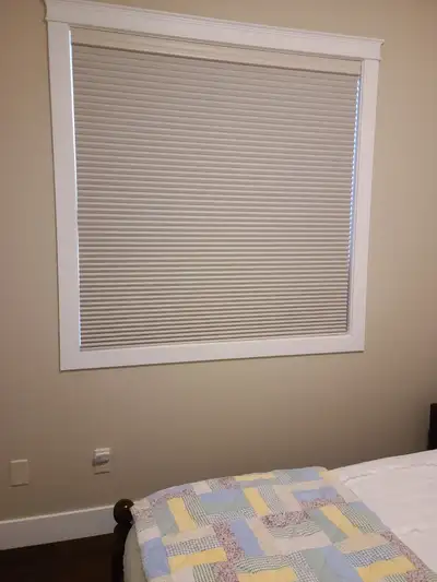 Hunter Douglas Applause Literise Bottom up 3/4 inch Kinship room darkening cell shade. 3 years old i...