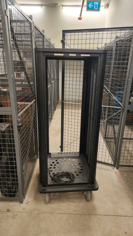 Anthro 27u equipment rack with coaters in Servers in City of Toronto