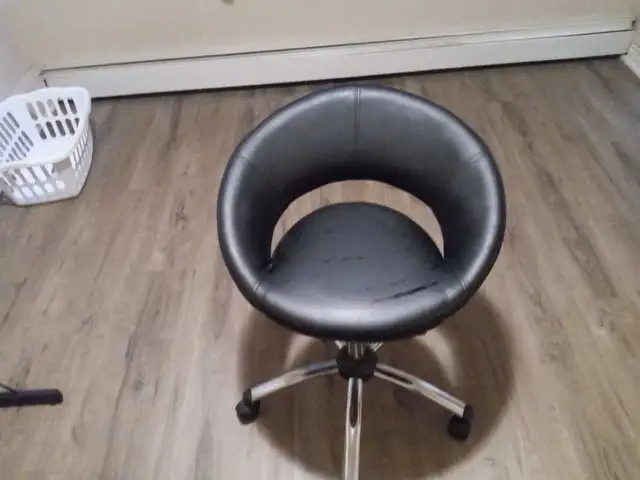 desk/ chair combo in Desks in Sarnia - Image 3