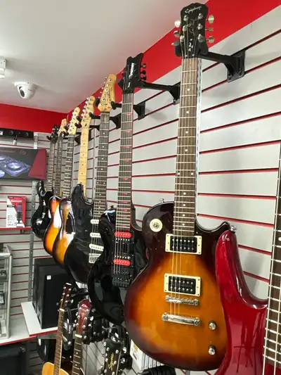 PLUSIEURS GUITARES ÉLECTRIQUES DISPONIBLES À PRIX VARIÉS , View more
