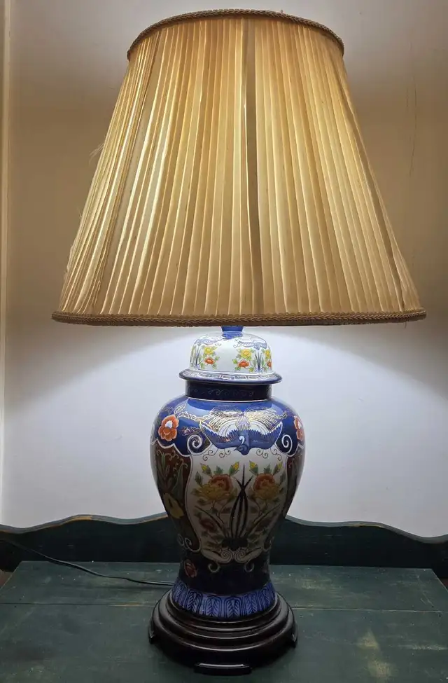 Vintage Large Japanese Asian Imari Porcelain Table Lamp in Indoor Lighting & Fans in City of Toronto - Image 3