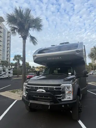 Excellent condition, barely used coach. NO GST. Super C Ford F-550 chassis with 4X4. 2” factory BDS...