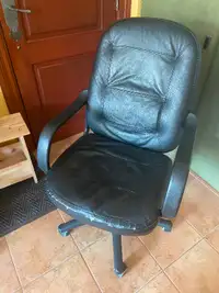 Black leather desk chair / Chaise de bureau en cuir noir