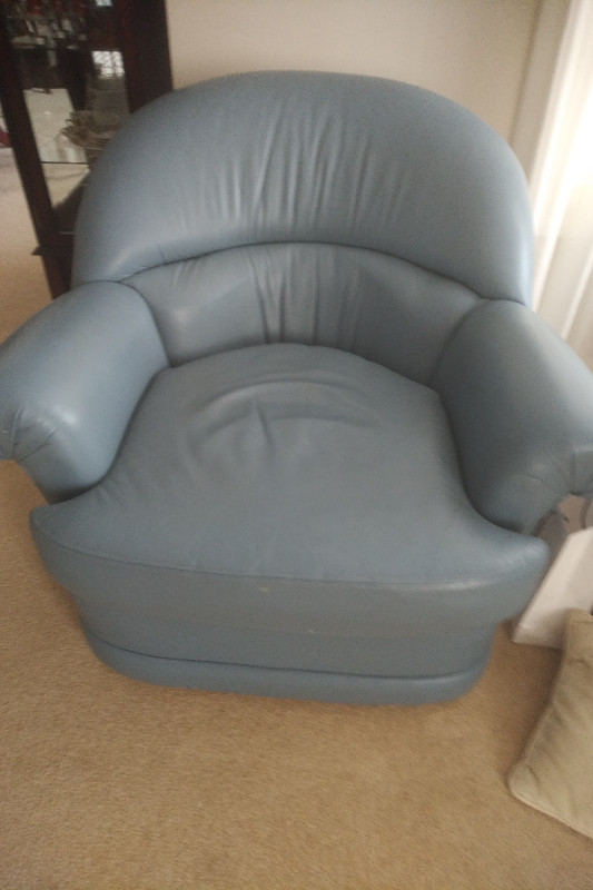 Rotating Italian Leather Chair in Chairs & Recliners in Kitchener / Waterloo