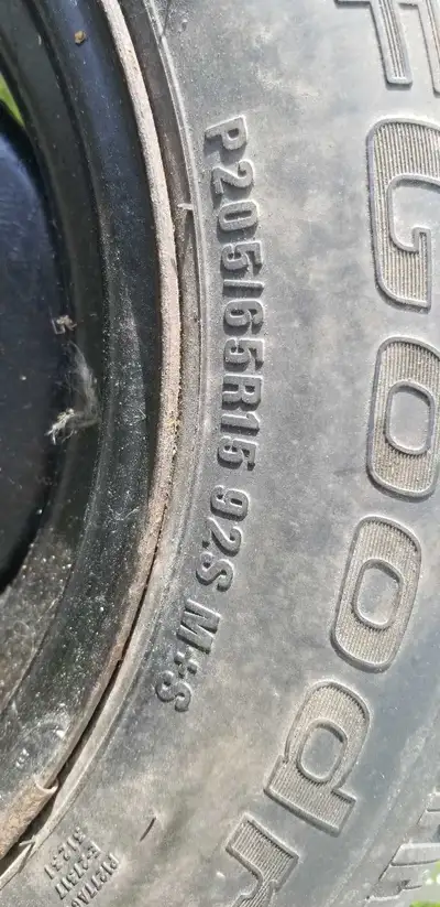 4 pneus d'hiver à clous BF GOODRICH # P205/65 R15 92S M+S C'était pour un chevrelet camaro 1996 RS 2...