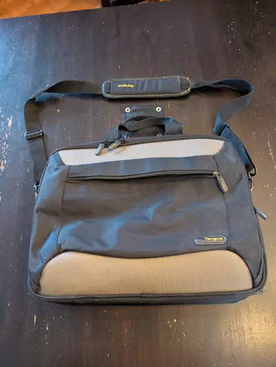 I have a Targus laptop / tablet / computer tote bag for sale in Southwest Edmonton — near Southgate...