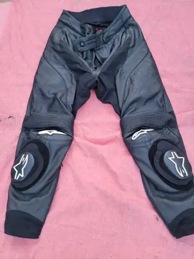 Like new! No scuffs, marks, or zipper issues. Worn twice and realized they were too small so they en...