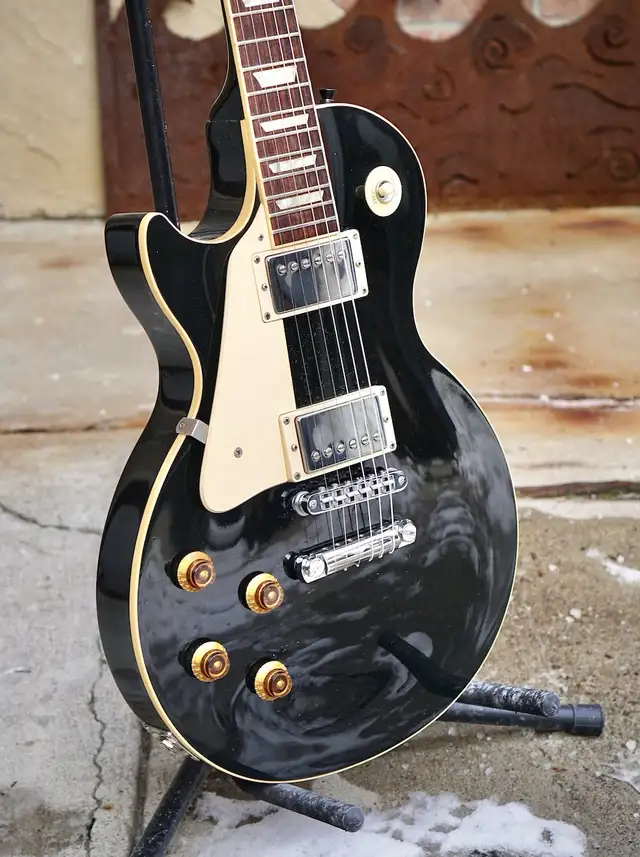 Lefty 1991 Gibson Les Paul Standard in Guitars in Oakville / Halton Region - Image 5